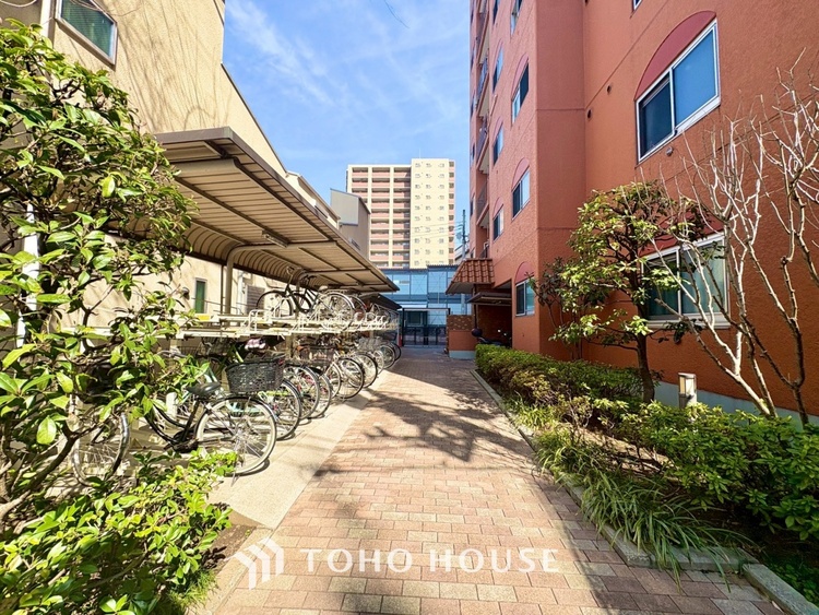 キッチン 手元の収納から、足元の収納までが全てスライド式で、奥のスペースまで有効に活用できます。奥まで上から見渡せるので、たまにしか使わない調理器具もサッと取出せます。