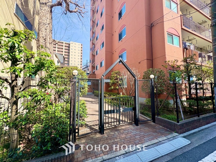 風呂 【浴室】《一日の疲れを落としてくれる場所は、落ち着く場所でなければならない》　高級感溢れるカラーと大きさ・柔らかな曲線で構成された半身浴も楽しめるバスタブが心地よさをもたらします。