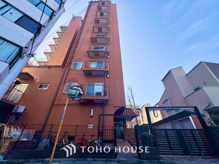 トイレ 清潔感あるホワイト調のクロスと温もり溢れるモダンカラーの床材が見事に調和した本邸宅は、毎日の生活を少しでも快適に過ごして頂ける様に落ち着いた雰囲気作りから行っています。