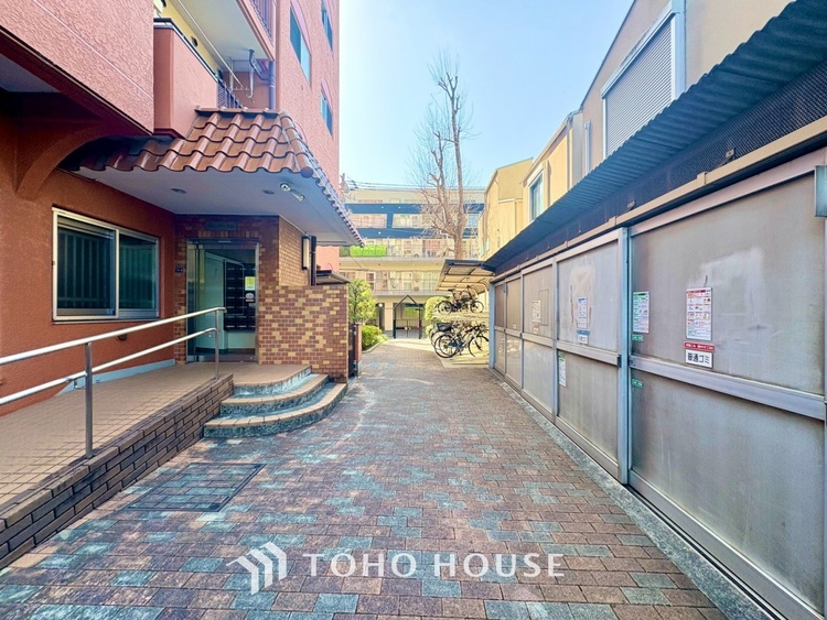 洗面 気持ちの良い朝をつくりだし、夕方には笑顔を取り戻させてくれるミラー。パウダールームはいつでも本来の自分を取り戻せる空間。明るく仕上げてあります。