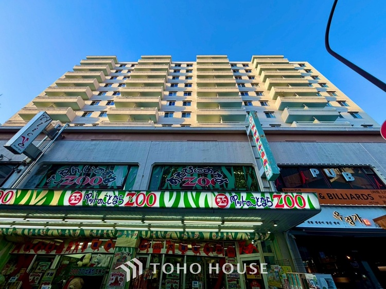 外観 ◆木漏れ日◆の様な採光が優しく足元を照らし、心地いい暮らしの道しるべを写し出す。この空間で過ごす家族との語らいの時間がとても素敵で幸せを感じるかもしれない。