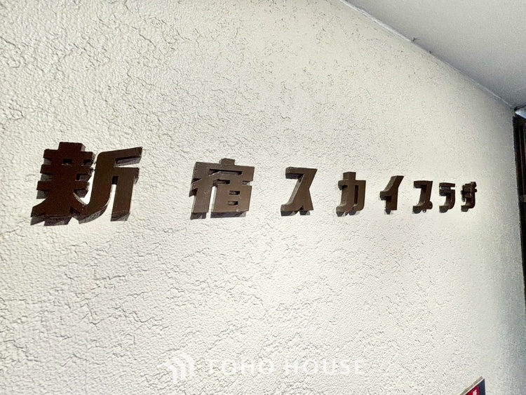 外観 ◆リビング◆たくさんの窓から注ぐ太陽の光。時間の経過とともに光と影のコントラストがこの空間のムードを変え、部屋に変化と温もりをもたらしてくれる。