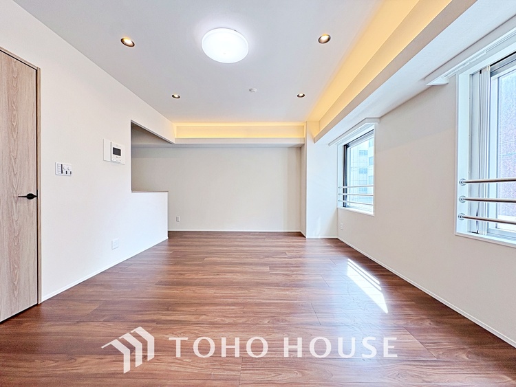 内装 【living】居心地のいい暮らしには欠かせない眩い採光。ゆったりとした幅の窓からこの空間に降り注ぐ採光が絶えない。明るいリビングこそ居心地のいい暮らしが待っているのだと思う。