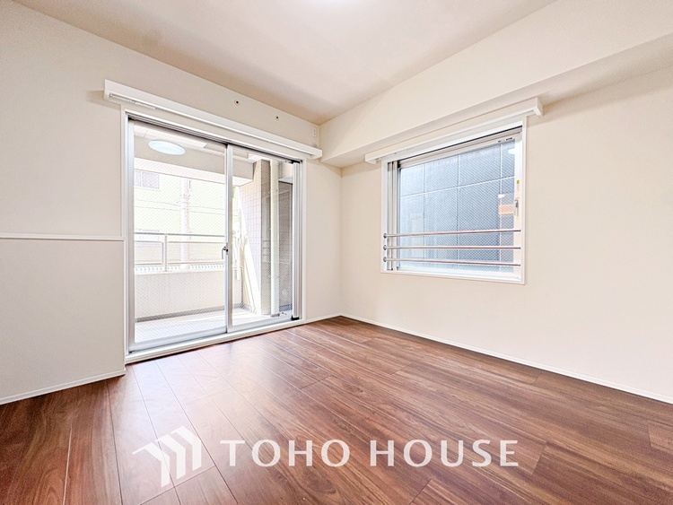 内装 風の通り道。舞い込んでくる風が優しく躍り、室内に爽やかな空気を運んでくる。そこに季節の息吹を感じて、いまがどんな季節なのかを実感する。