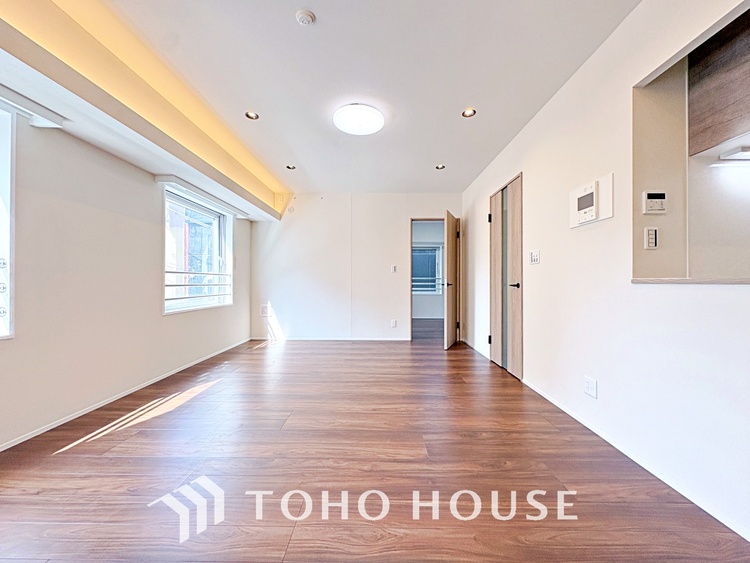 内装 叶えたかったのは落ち着きのあるナチュラルな風合い、そして開放感があるリビング。優雅な気分に浸れる幸せな時間を家族が自然と集まりたくなるこの空間で。