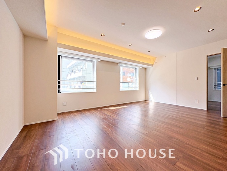 内装 ◆サンサンと◆差し込む太陽の光がこのリビングに笑いをもたらす。ソファの上のクッションがポカポカした暖気にぬくぬくと微睡んでいる。