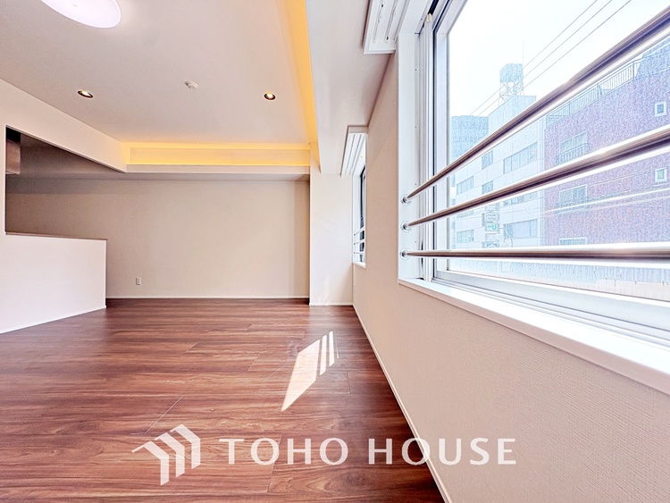 内装 使いやすく、明るい洋室に仕上がります。子供部屋や趣味のお部屋にご利用できます。ご自身で家具などを配置し、素敵な空間を創り上げられます。