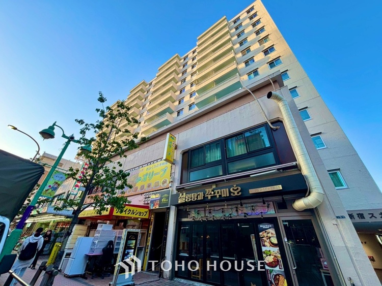 エントランス ◆色彩◆この空間に放たれた光は華美なまでに演出されたデザイン。流れる時をより芳醇なコーヒーの様な色彩奏でるアダージョ。そして情景豊かな作品のような暮らしがイメージできる。