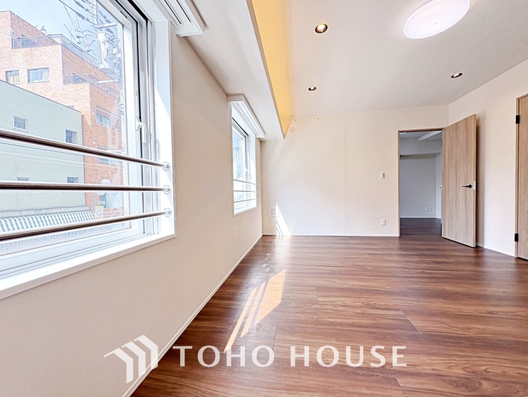 内装 使いやすく、明るい洋室に仕上がります。子供部屋や趣味のお部屋にご利用できます。ご自身で家具などを配置し、素敵な空間を創り上げられます。