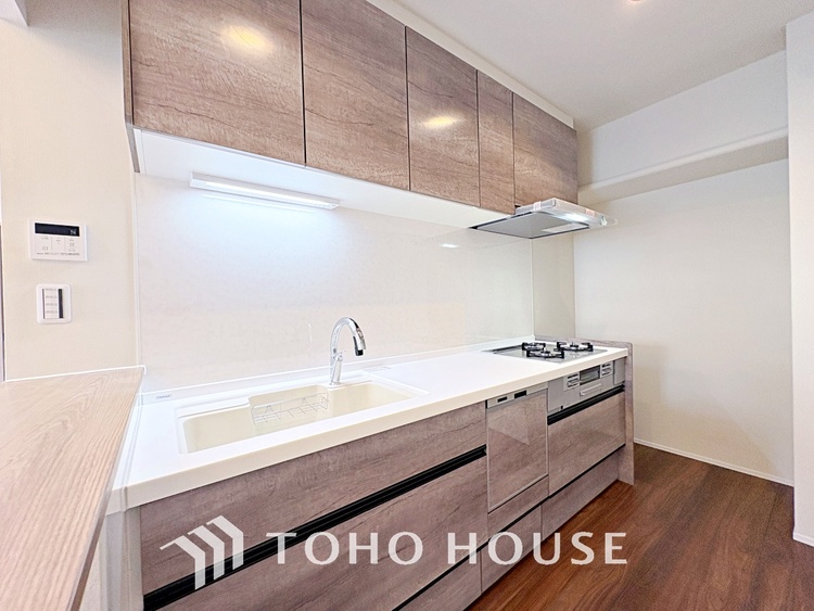 キッチン 手元の収納から、足元の収納までが全てスライド式で、奥のスペースまで有効に活用できます。奥まで上から見渡せるので、たまにしか使わない調理器具もサッと取出せます。