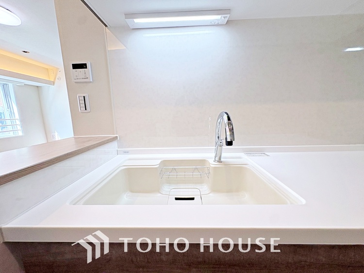 キッチン ◆愛育◆キッチンは家族の絆を育む大切な空間。シンプルで使い易いSystemKitchenで愉しく作る料理は愛情のある美味しいご馳走に。家族で使える広々としたダイニングキッチンです。