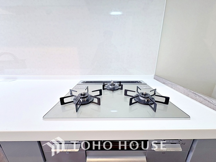 キッチン キッチンは家族の絆を育む大切な空間。シンプルで使い易いシステムキッチンで愉しく作る料理は愛情のある美味しいご馳走に。家族で使えるダイニングキッチンです。