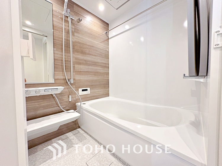 風呂 【浴室】《一日の疲れを落としてくれる場所は、落ち着く場所でなければならない》　高級感溢れるカラーと大きさ・柔らかな曲線で構成された半身浴も楽しめるバスタブが心地よさをもたらします。