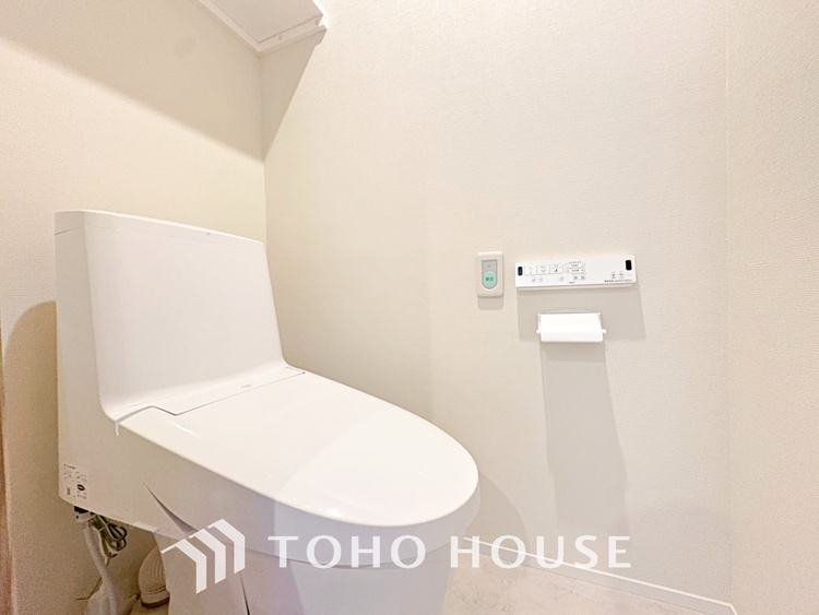 トイレ 清潔感あるホワイト調のクロスと温もり溢れるモダンカラーの床材が見事に調和した本邸宅は、毎日の生活を少しでも快適に過ごして頂ける様に落ち着いた雰囲気作りから行っています。