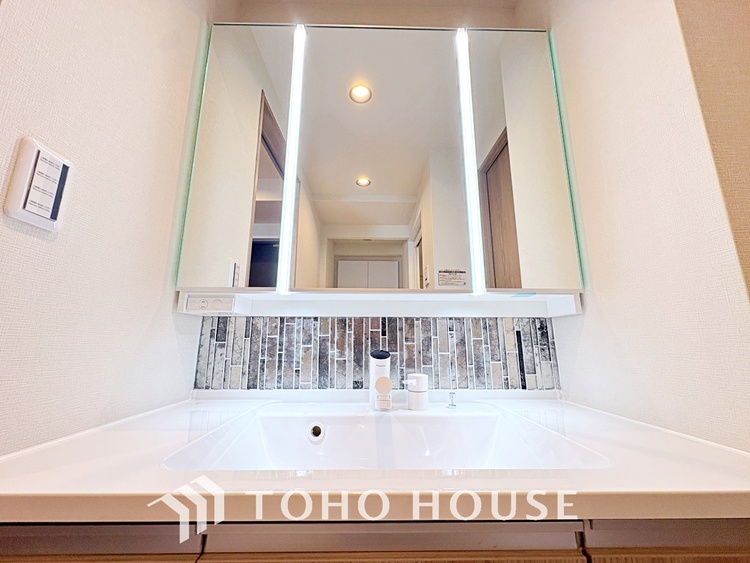 洗面 気持ちの良い朝をつくりだし、夕方には笑顔を取り戻させてくれるミラー。パウダールームはいつでも本来の自分を取り戻せる空間。明るく仕上げてあります。