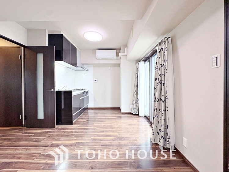 内装 【living】居心地のいい暮らしには欠かせない眩い採光。ゆったりとした幅の窓からこの空間に降り注ぐ採光が絶えない。明るいリビングこそ居心地のいい暮らしが待っているのだと思う。