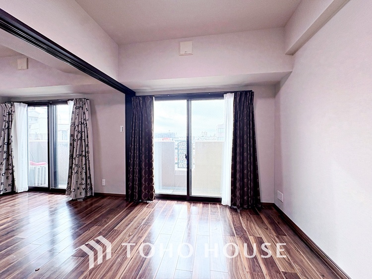 内装 風の通り道。舞い込んでくる風が優しく躍り、室内に爽やかな空気を運んでくる。そこに季節の息吹を感じて、いまがどんな季節なのかを実感する。