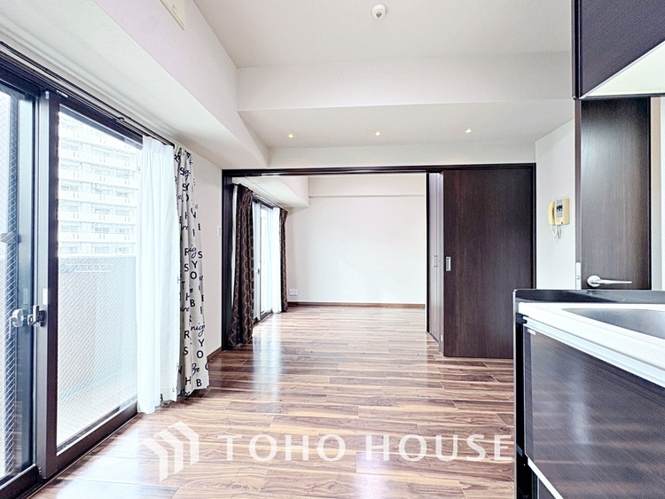 内装 ◆サンサンと◆差し込む太陽の光がこのリビングに笑いをもたらす。ソファの上のクッションがポカポカした暖気にぬくぬくと微睡んでいる。