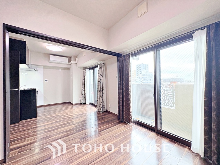 内装 使いやすく、明るい洋室に仕上がります。子供部屋や趣味のお部屋にご利用できます。ご自身で家具などを配置し、素敵な空間を創り上げられます。