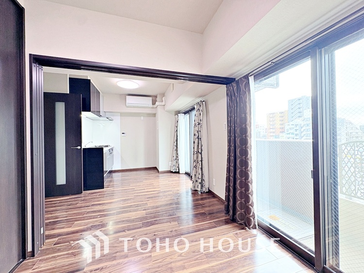 内装 ここはみんなが集い、食事と楽しい会話が始まる場所。話に夢中になりすぎて、ついつい時を忘れ、夜半過ぎになってしまう。そんな束の間の幸せを感じさせてくれます。