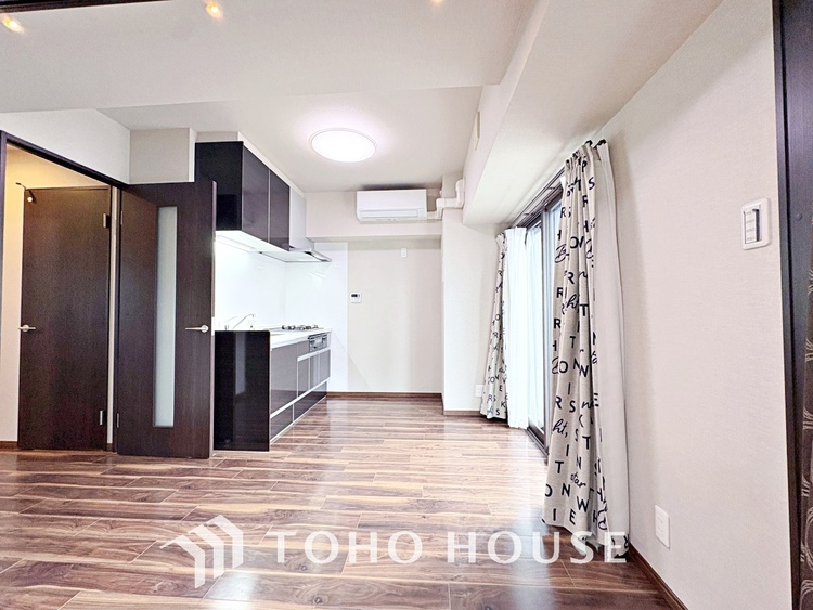 内装 使いやすく、明るい洋室に仕上がります。子供部屋や趣味のお部屋にご利用できます。ご自身で家具などを配置し、素敵な空間を創り上げられます。