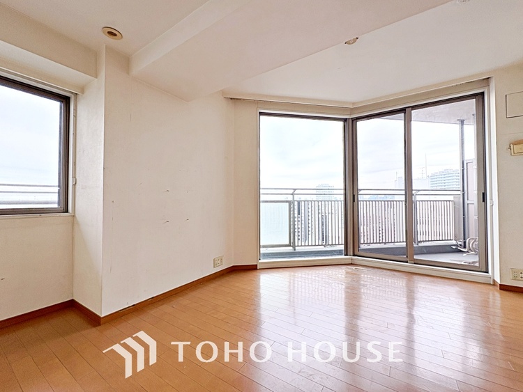 内装 【living】居心地のいい暮らしには欠かせない眩い採光。ゆったりとした幅の窓からこの空間に降り注ぐ採光が絶えない。明るいリビングこそ居心地のいい暮らしが待っているのだと思う。