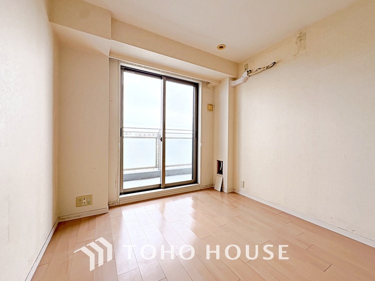 内装 風の通り道。舞い込んでくる風が優しく躍り、室内に爽やかな空気を運んでくる。そこに季節の息吹を感じて、いまがどんな季節なのかを実感する。