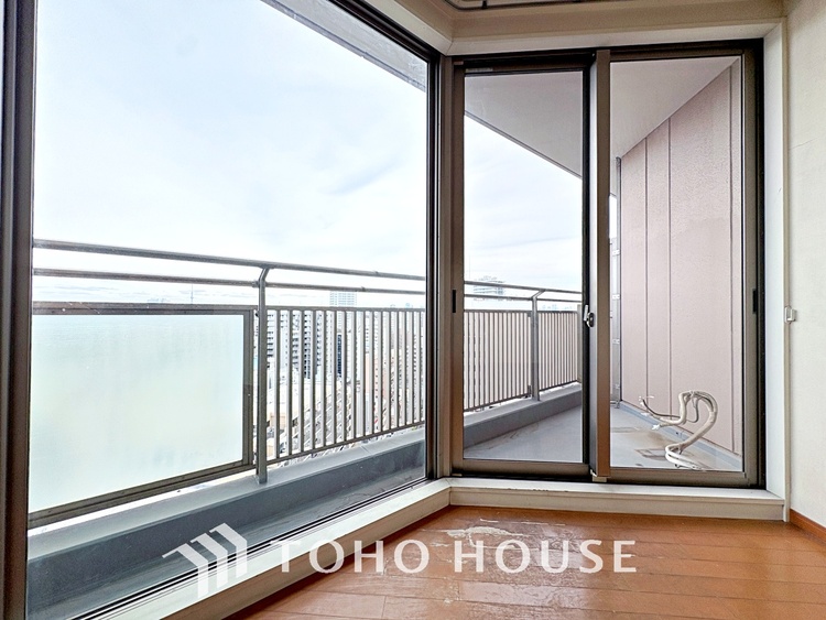 内装 叶えたかったのは落ち着きのあるナチュラルな風合い、そして開放感があるリビング。優雅な気分に浸れる幸せな時間を家族が自然と集まりたくなるこの空間で。