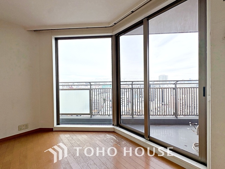 内装 ◆サンサンと◆差し込む太陽の光がこのリビングに笑いをもたらす。ソファの上のクッションがポカポカした暖気にぬくぬくと微睡んでいる。