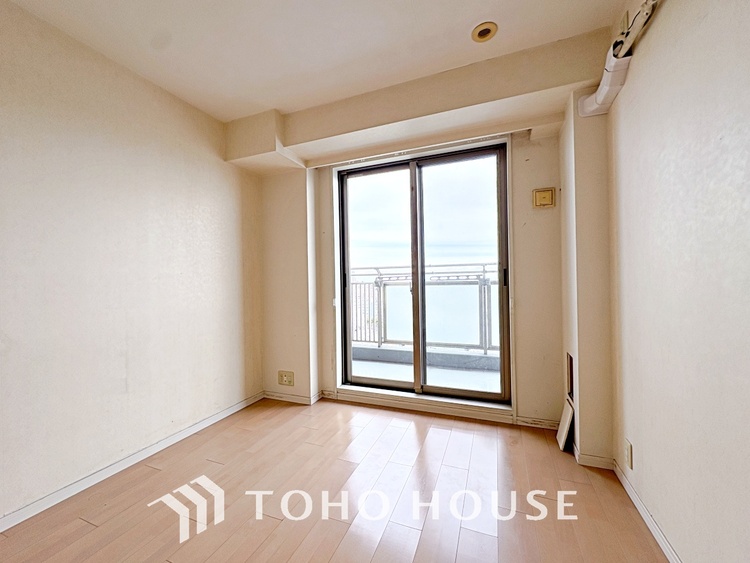 内装 使いやすく、明るい洋室に仕上がります。子供部屋や趣味のお部屋にご利用できます。ご自身で家具などを配置し、素敵な空間を創り上げられます。