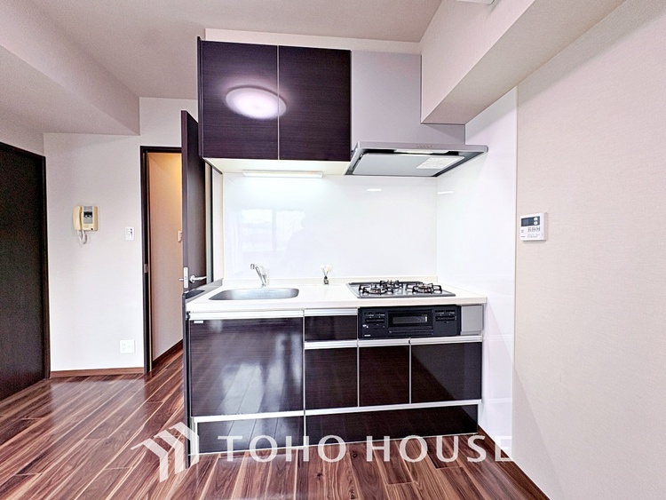 キッチン 手元の収納から、足元の収納までが全てスライド式で、奥のスペースまで有効に活用できます。奥まで上から見渡せるので、たまにしか使わない調理器具もサッと取出せます。