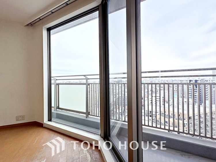 内装 ここはみんなが集い、食事と楽しい会話が始まる場所。話に夢中になりすぎて、ついつい時を忘れ、夜半過ぎになってしまう。そんな束の間の幸せを感じさせてくれます。