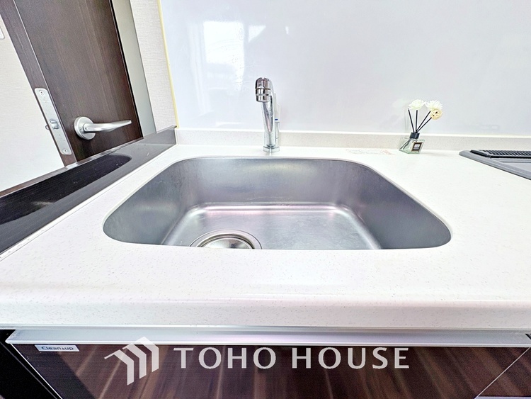 キッチン ◆愛育◆キッチンは家族の絆を育む大切な空間。シンプルで使い易いSystemKitchenで愉しく作る料理は愛情のある美味しいご馳走に。家族で使える広々としたダイニングキッチンです。