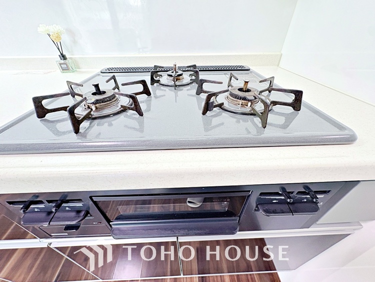 キッチン キッチンは家族の絆を育む大切な空間。シンプルで使い易いシステムキッチンで愉しく作る料理は愛情のある美味しいご馳走に。家族で使えるダイニングキッチンです。