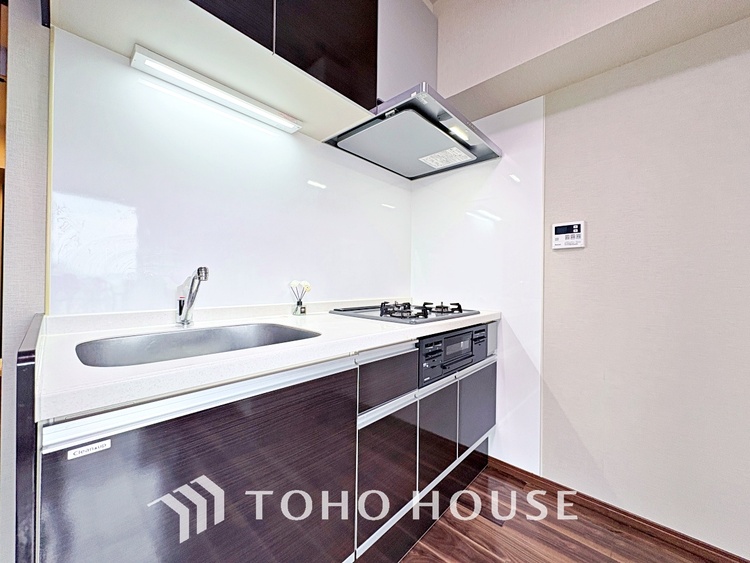 キッチン 広々としたキッチンのシンクは、料理の準備と片付けを楽にし、使いやすさを最大限に引き立てます。