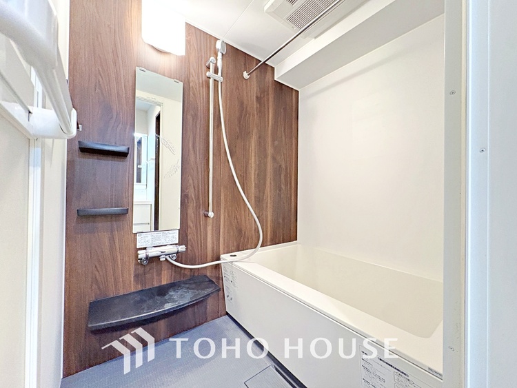 風呂 【浴室】《一日の疲れを落としてくれる場所は、落ち着く場所でなければならない》　高級感溢れるカラーと大きさ・柔らかな曲線で構成された半身浴も楽しめるバスタブが心地よさをもたらします。