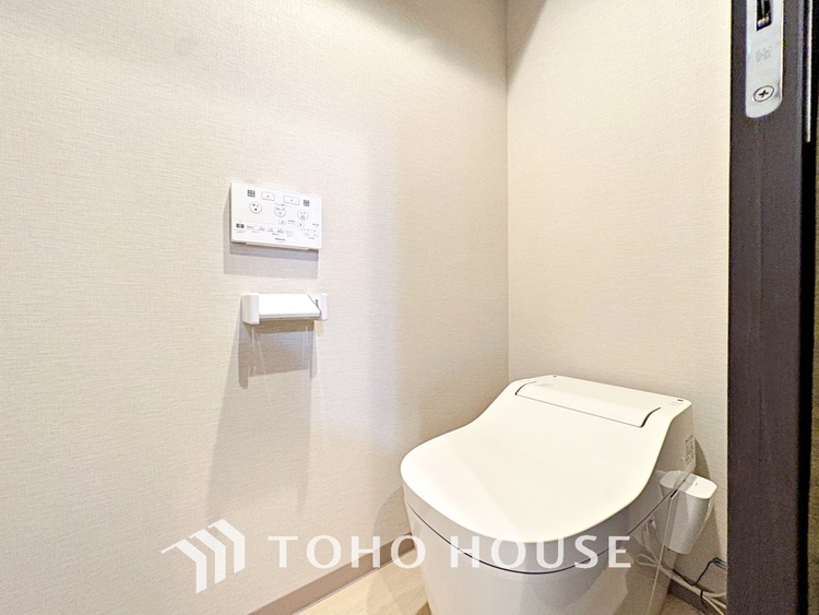 トイレ 清潔感あるホワイト調のクロスと温もり溢れるモダンカラーの床材が見事に調和した本邸宅は、毎日の生活を少しでも快適に過ごして頂ける様に落ち着いた雰囲気作りから行っています。