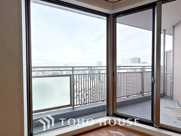 内装 使いやすく、明るい洋室に仕上がります。子供部屋や趣味のお部屋にご利用できます。ご自身で家具などを配置し、素敵な空間を創り上げられます。