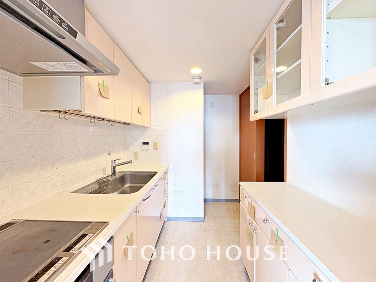 キッチン 手元の収納から、足元の収納までが全てスライド式で、奥のスペースまで有効に活用できます。奥まで上から見渡せるので、たまにしか使わない調理器具もサッと取出せます。