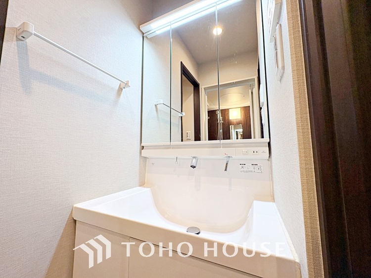 洗面 気持ちの良い朝をつくりだし、夕方には笑顔を取り戻させてくれるミラー。パウダールームはいつでも本来の自分を取り戻せる空間。明るく仕上げてあります。