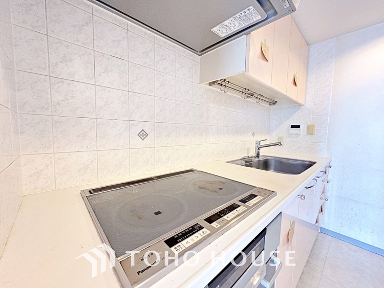 キッチン ◆愛育◆キッチンは家族の絆を育む大切な空間。シンプルで使い易いSystemKitchenで愉しく作る料理は愛情のある美味しいご馳走に。家族で使える広々としたダイニングキッチンです。