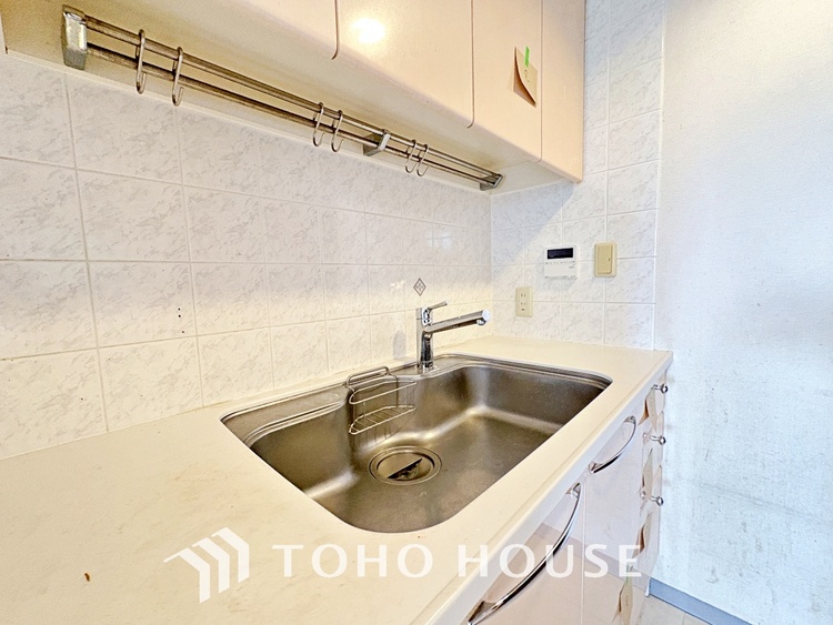 キッチン キッチンは家族の絆を育む大切な空間。シンプルで使い易いシステムキッチンで愉しく作る料理は愛情のある美味しいご馳走に。家族で使えるダイニングキッチンです。