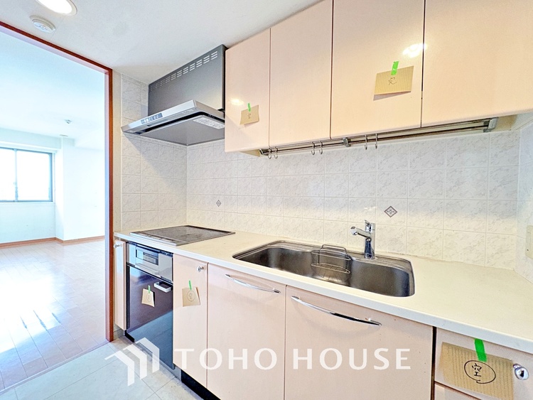 キッチン 広々としたキッチンのシンクは、料理の準備と片付けを楽にし、使いやすさを最大限に引き立てます。