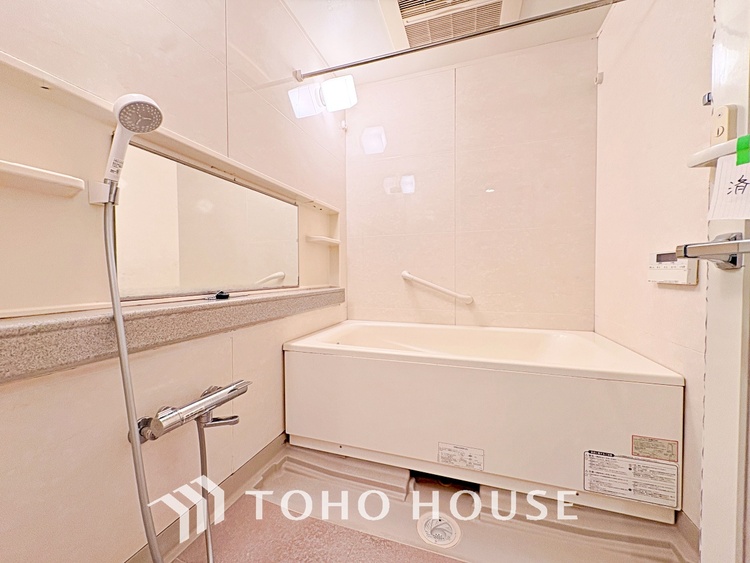 風呂 【浴室】《一日の疲れを落としてくれる場所は、落ち着く場所でなければならない》　高級感溢れるカラーと大きさ・柔らかな曲線で構成された半身浴も楽しめるバスタブが心地よさをもたらします。