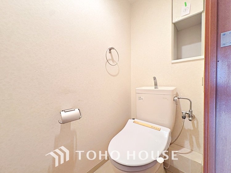 トイレ 清潔感あるホワイト調のクロスと温もり溢れるモダンカラーの床材が見事に調和した本邸宅は、毎日の生活を少しでも快適に過ごして頂ける様に落ち着いた雰囲気作りから行っています。