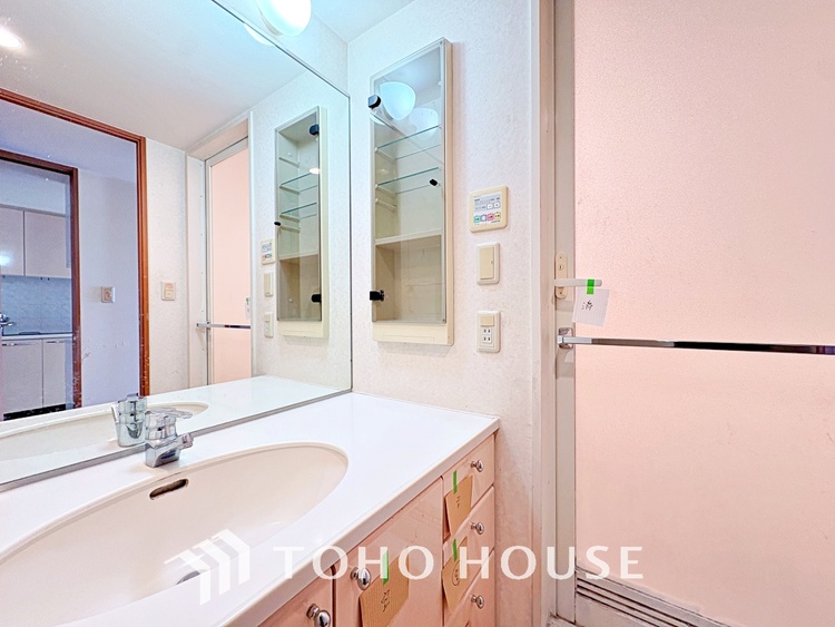 洗面 気持ちの良い朝をつくりだし、夕方には笑顔を取り戻させてくれるミラー。パウダールームはいつでも本来の自分を取り戻せる空間。明るく仕上げてあります。