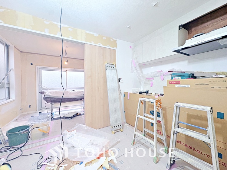 内装 忙しい朝でも、しっかり家族が揃って食事をして頂けるゆとりある大きさのダイニングスペース。リビングと和室の続き間は急な来客時になど使い勝手が良いです。実際の空間を体感してみて下さい！