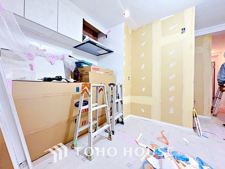 内装 風の通り道。舞い込んでくる風が優しく躍り、室内に爽やかな空気を運んでくる。そこに季節の息吹を感じて、いまがどんな季節なのかを実感する。