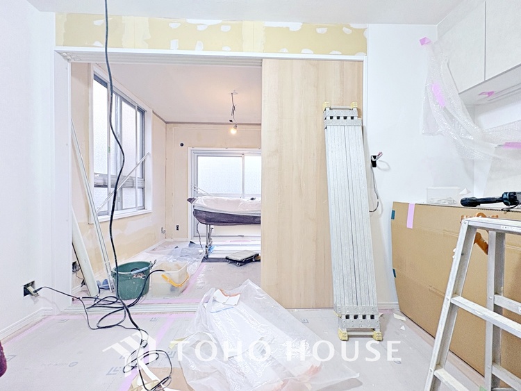 内装 気持ちの良い朝をつくりだし、夕方には笑顔を取り戻させてくれるミラー。パウダールームはいつでも本来の自分を取り戻せる空間。明るく仕上げてあります。