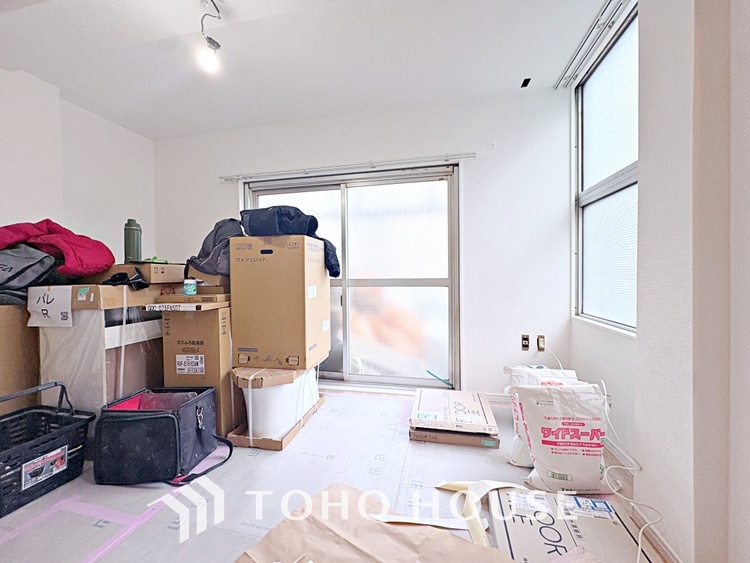 内装 ここはみんなが集い、食事と楽しい会話が始まる場所。話に夢中になりすぎて、ついつい時を忘れ、夜半過ぎになってしまう。そんな束の間の幸せを感じさせてくれます。